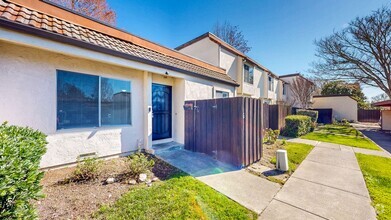 Building Photo - Single Level 3 Bedroom Condo with Carport