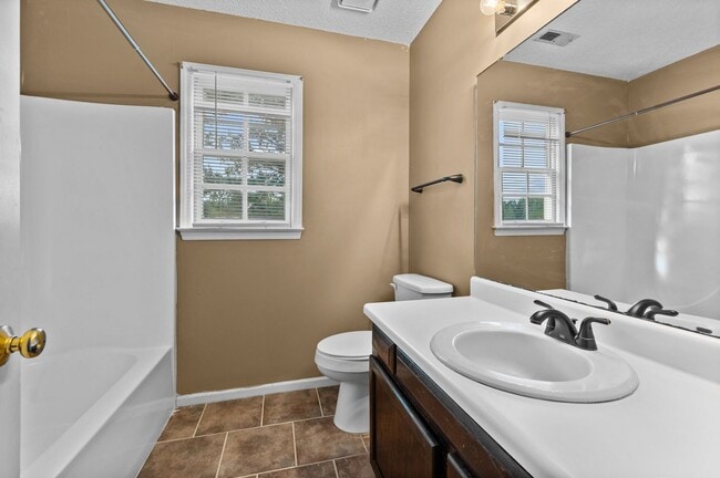 Building Photo - Welcome to your Perfect Home:  3BD, Hardwo...