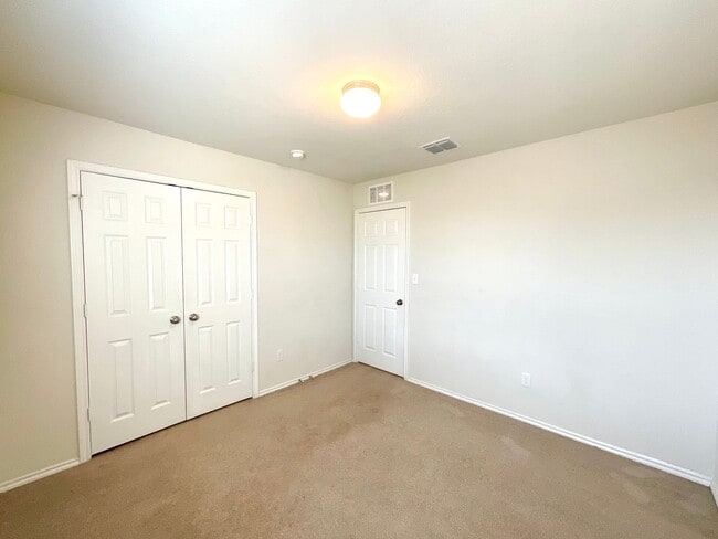 Building Photo - AVAILABLE NOW- Energy-Efficient 4/3 Home with Solar Panels & Pool Access!