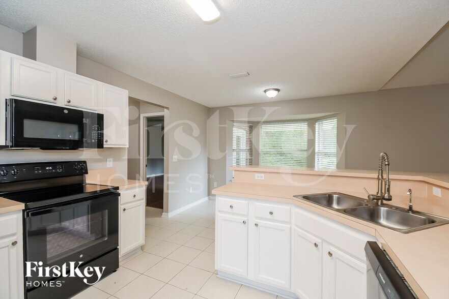 Building Photo - 5714 Plum Hollow Dr W