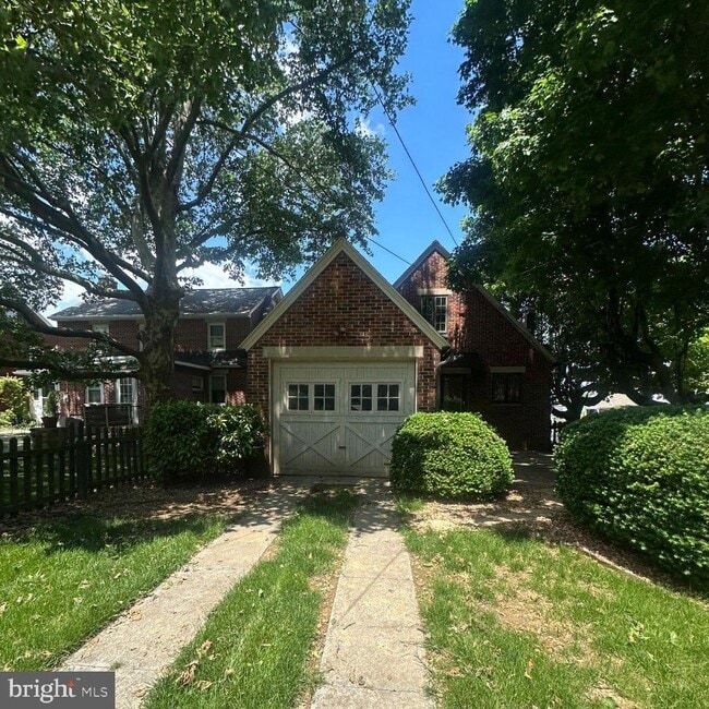 Building Photo - 528 E Cherry St