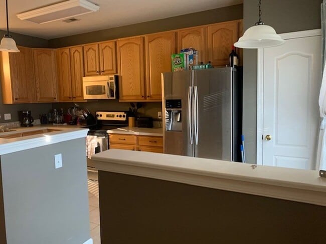 Building Photo - Beautiful 3 bedroom home with room for everyone & pets!