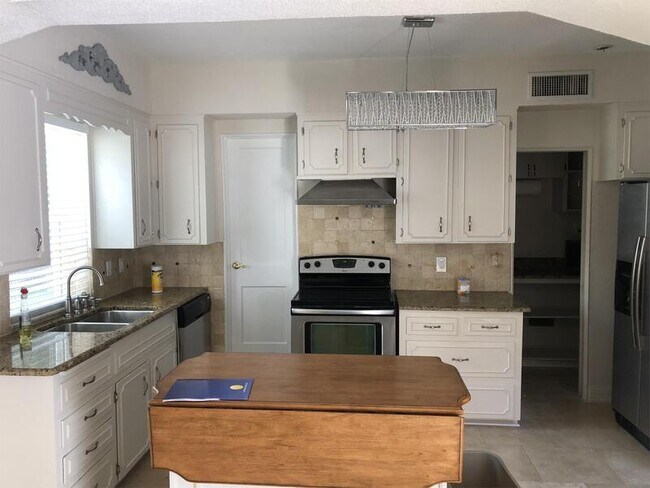 Building Photo - 1015 Harwood St