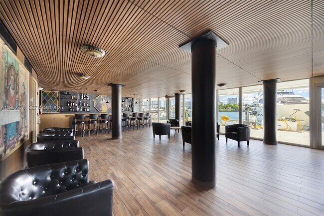 Building Photo - 900 Bay Dr