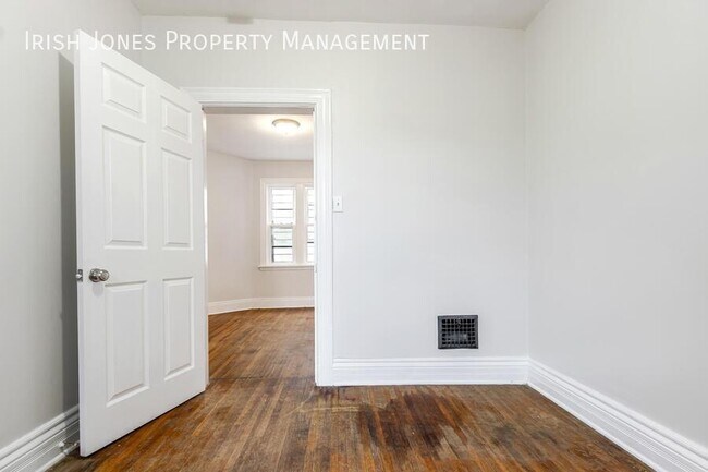 Building Photo - 104 Grote St