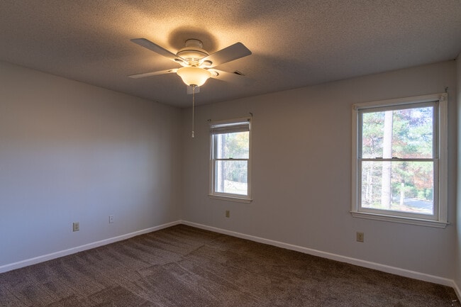 Building Photo - 4135 Knollcrest Cir N