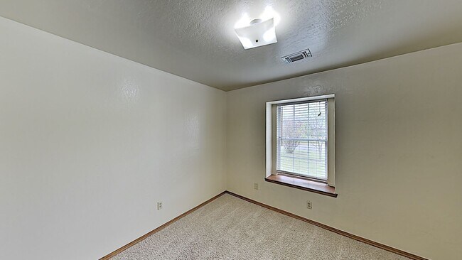 Building Photo - A Beautiful Spacious 3 Bedroom 2 Bathroom Home in Mustang Schools