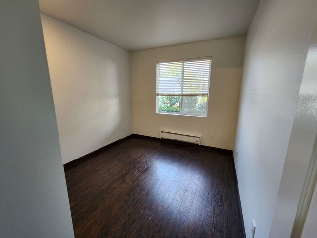 Building Photo - Renovated 3 Bedroom Condo