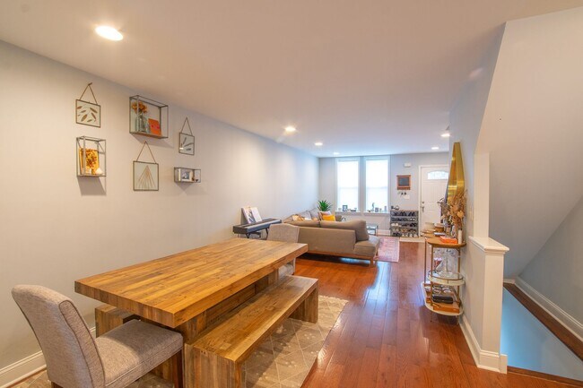 Building Photo - Beautiful Point Breeze Townhome