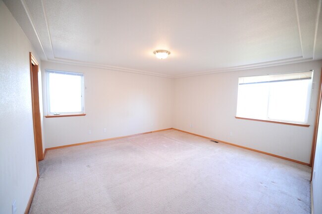 Building Photo - Sweet South Richland Home with Large Yard