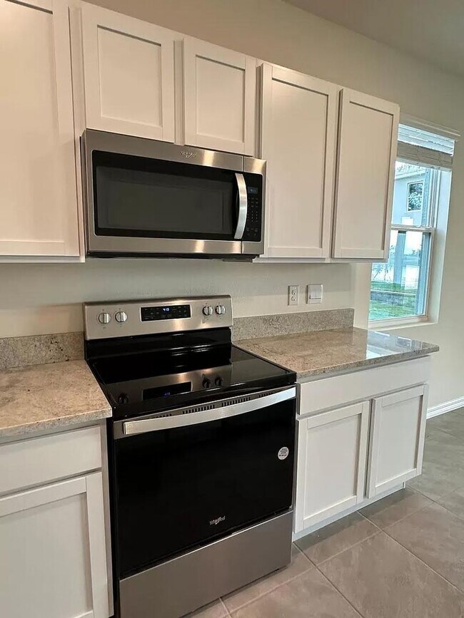 Building Photo - 3 Bedroom 2.5 Bath Townhouse