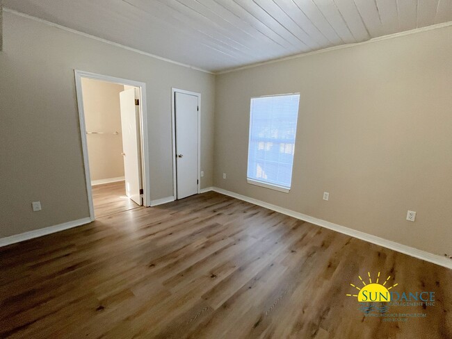 Building Photo - Quaint 3 Bedroom Home in Valparaiso