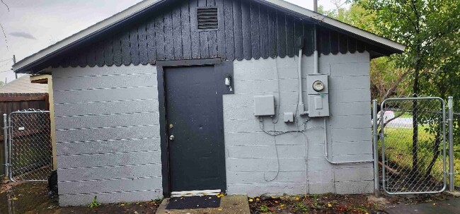 Primary Photo - 240 Kraft Ave