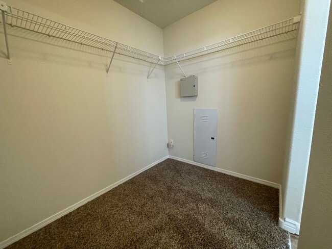 Building Photo - 4 bed 2 bath home in Huning Ranch.