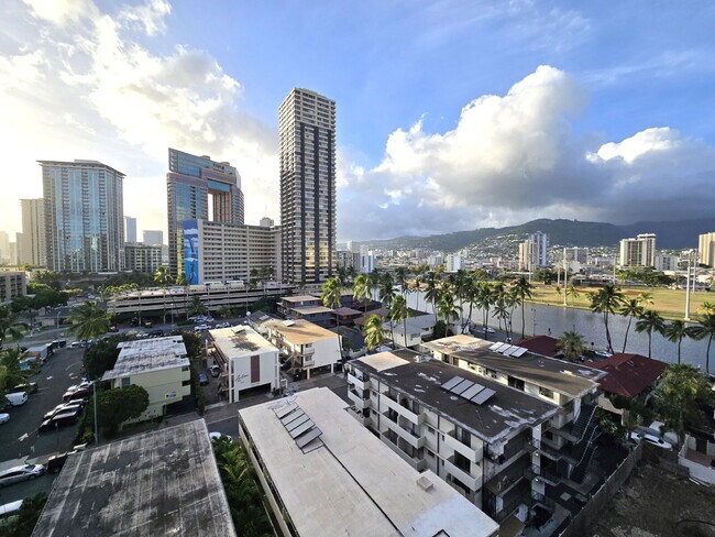 Building Photo - Spacious 2br/1.5ba/2pkg Condo in Waikiki