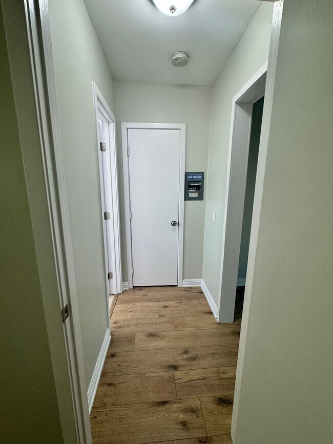 Building Photo - 1 BDRM DOWNSTAIRS AVAILABLE!