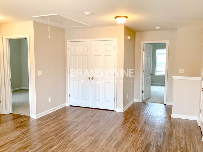 Building Photo - 355 Mary Dr