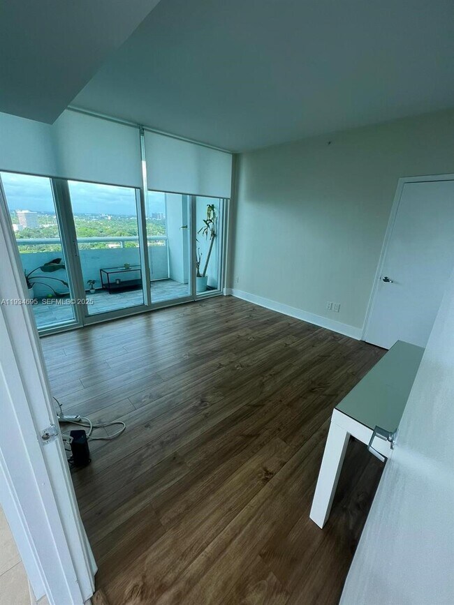 Building Photo - 601 NE 36th St