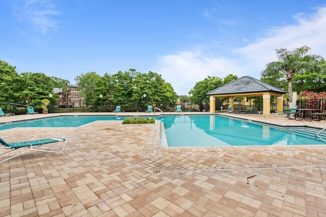 Building Photo - VENETIAN PLACE - 2nd floor • 1 BR 1 Bath - 735 ft²