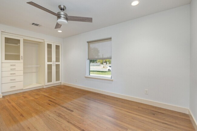 Building Photo - 5710 Forest Ln