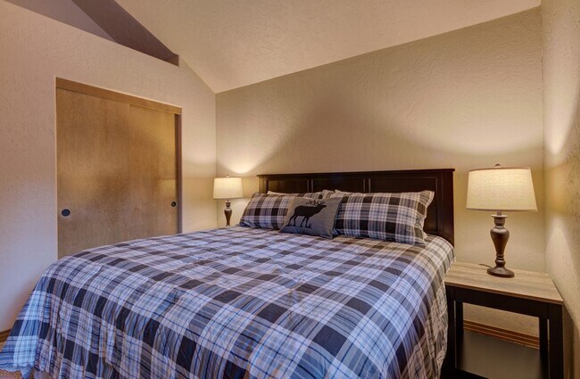 Building Photo - Seasonal Rental- Available through April 30, 2026