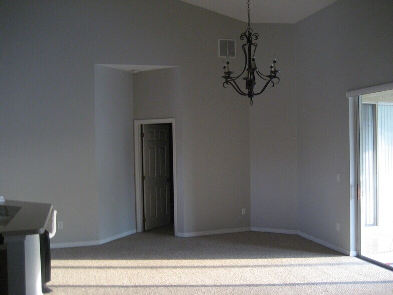 Family Room - 3924 Hollow Crossing Dr