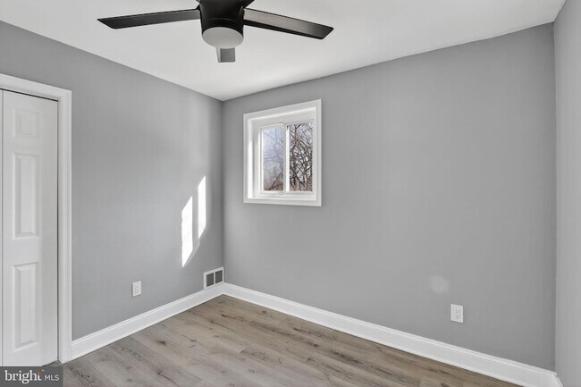 Building Photo - 146 Joliet St