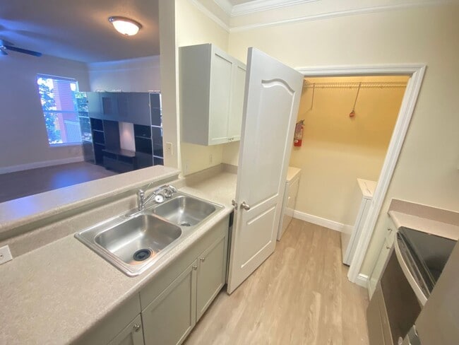 Building Photo - Stunning one bedroom, one bath luxury condo with large garage and fabulous community amenities.