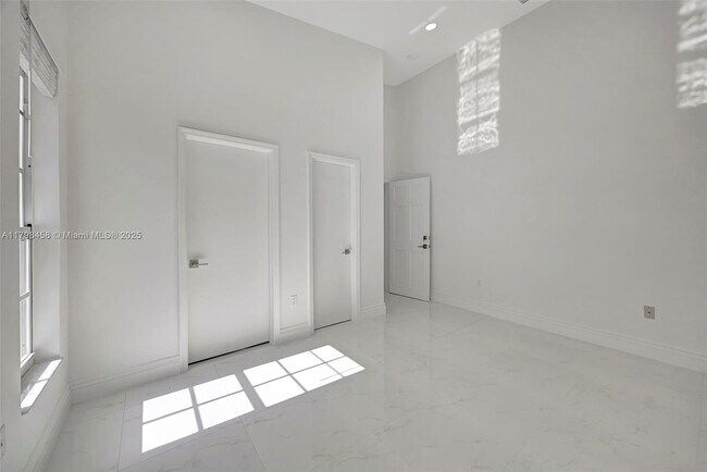 Building Photo - 6841 SW 71st Ave