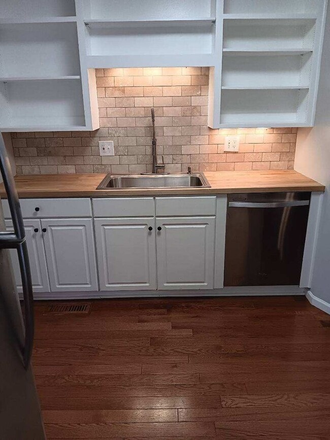 Building Photo - Charming 3 bedroom near Washburn University.