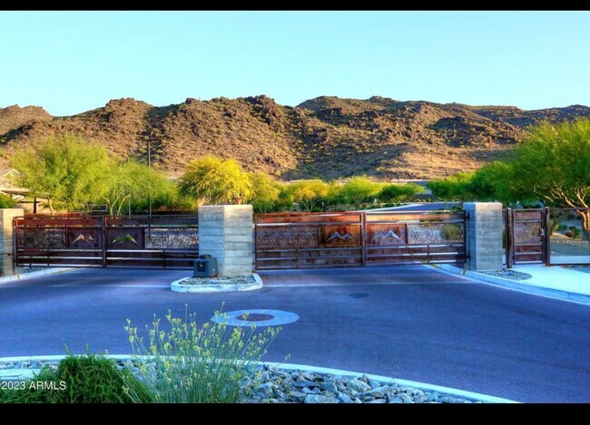 Gate - 1131 E Monte Way