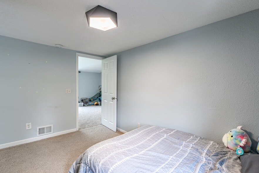 Building Photo - 226302 Swan Ave