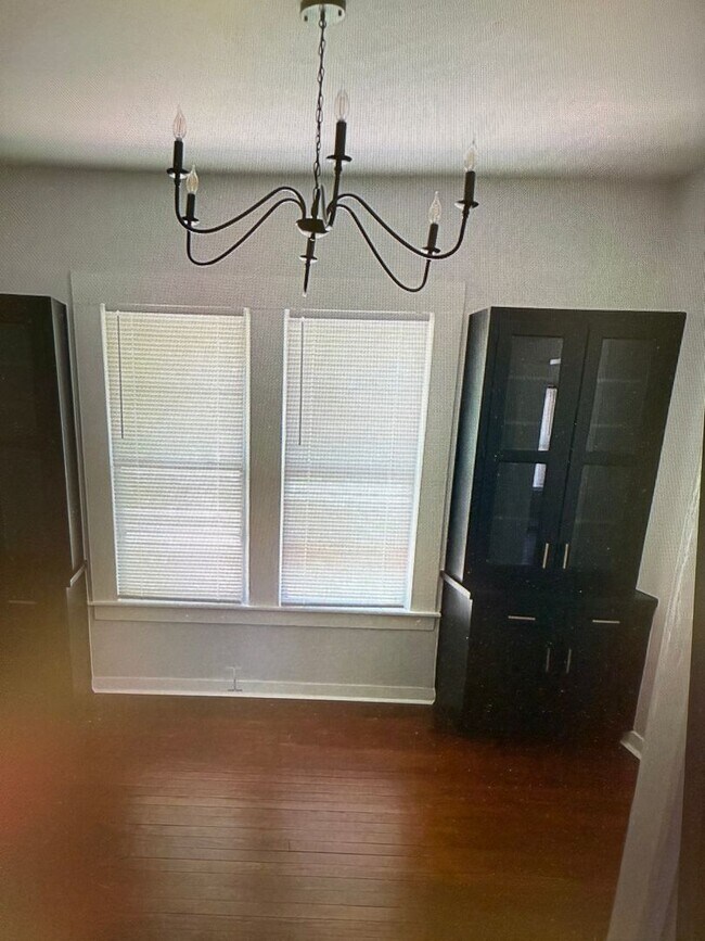 Building Photo - Charming 2 bed 2 bath 1 car garage AND 2 CAR CARPORT!!  Modern Farmhouse with Glassed in Sunroom!