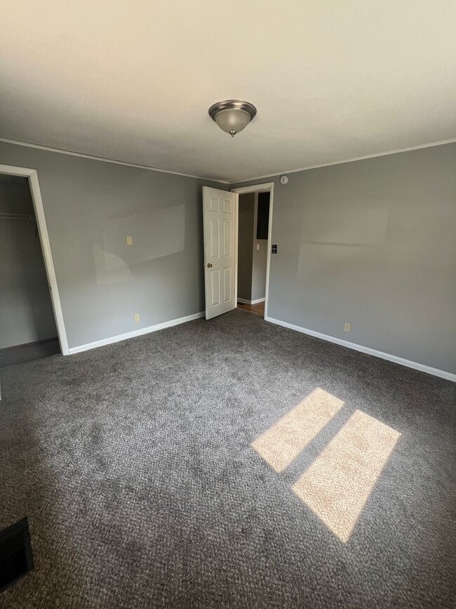 Building Photo - 2 bedroom/1 bath house for rent