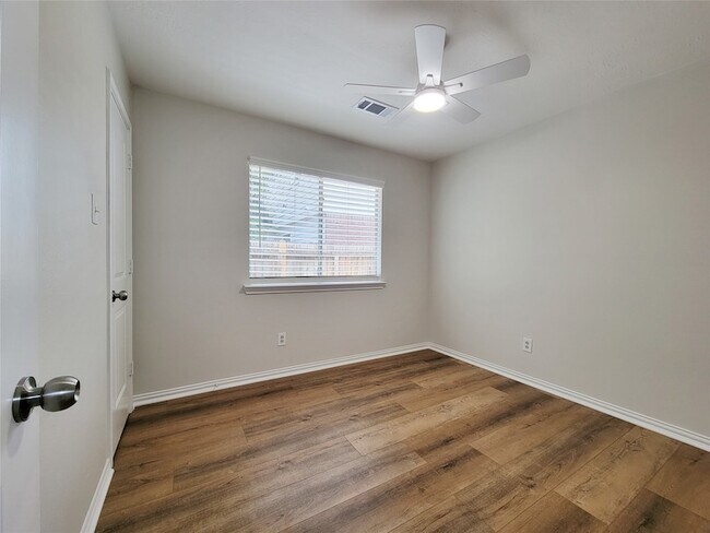 Building Photo - 3658 Villa Glen Dr