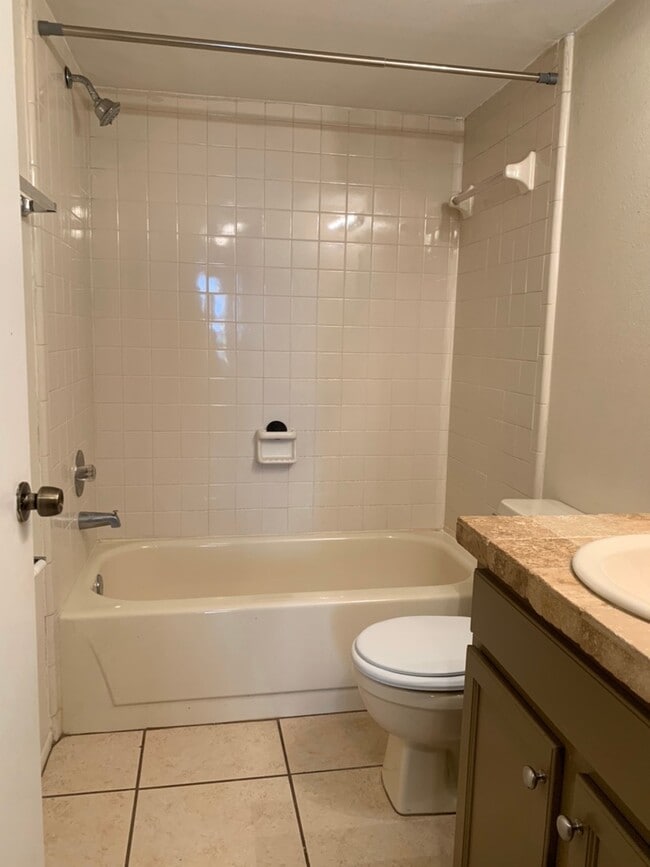 Building Photo - 3bed/2bath off 42nd st by USF! Only $1580/...