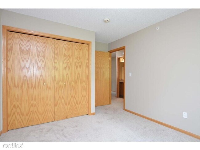 Building Photo - 3 br, 3 bath Townhome - 191 Larpenteur Ave E