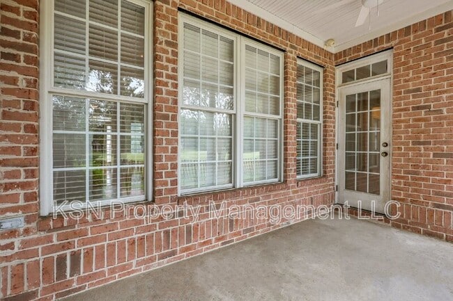 Building Photo - 5 Southernwood Pl
