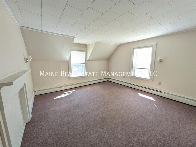 Building Photo - 15 Elm St