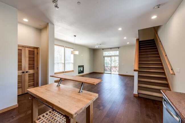 Building Photo - Luxury Three Bedroom Townhome in Johns Lan...