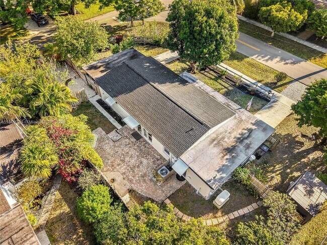 Building Photo - 1701 SW 12th Ave