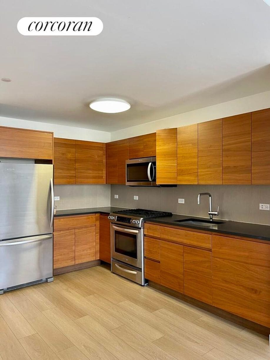 Building Photo - 550 W 45th St