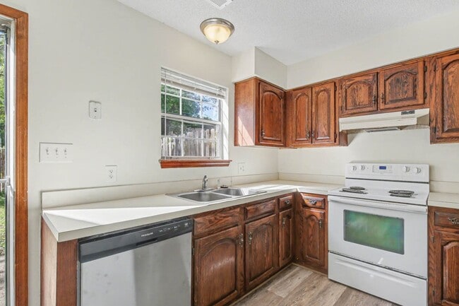 Building Photo - Updated 2BR Home Near Transit with Private Fenced Yard in Newport News