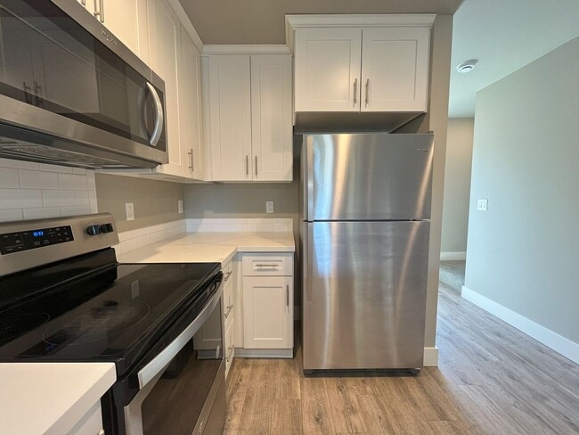 Building Photo - Elegant Three-Bedroom Home with Updated Kitchen & Vaulted Ceilings