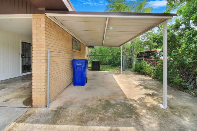 Building Photo - 609 W Walnut Ave