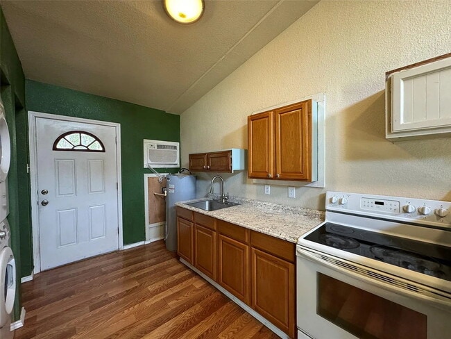 Building Photo - 1108 W McCarty Ln