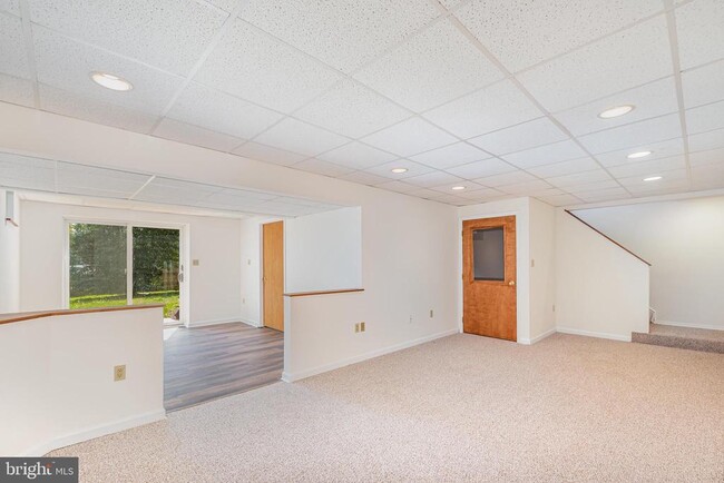Building Photo - 332 Hill Ct