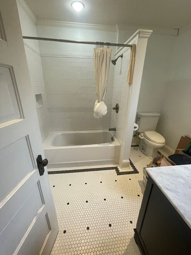 Building Photo - 2002 NE 13th Ave