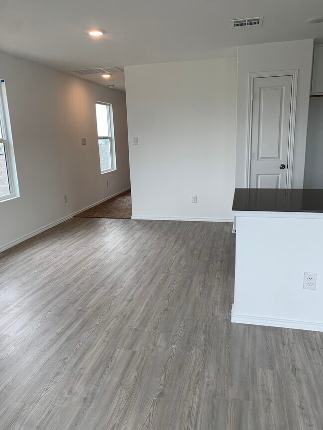Dining Space - 20418 Onyx Ring