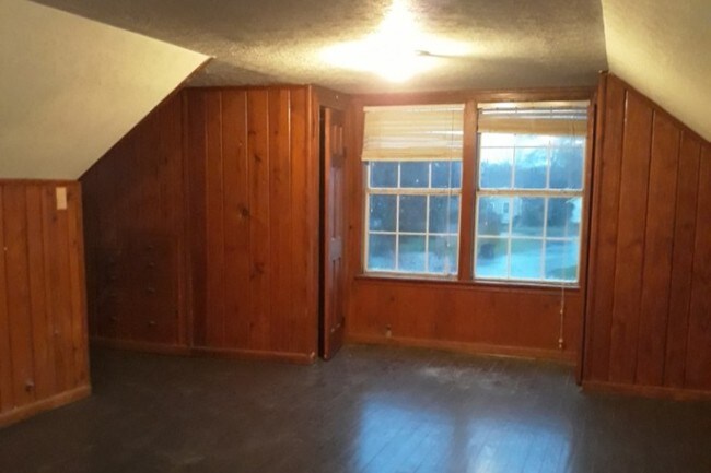 Upstairs Game Room/Bedroom 5 - 2021 Santa Rosa St